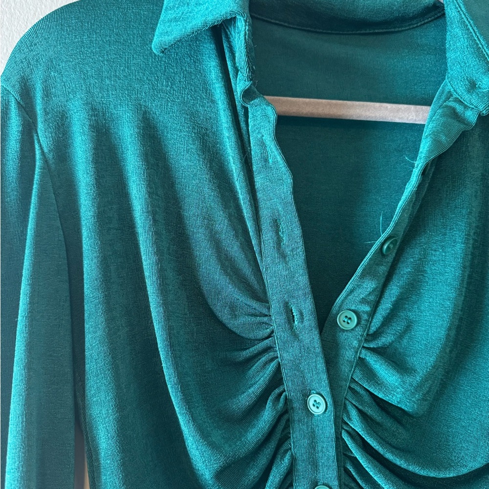 M/L BUTTON DOWN - Picture 2 of 4